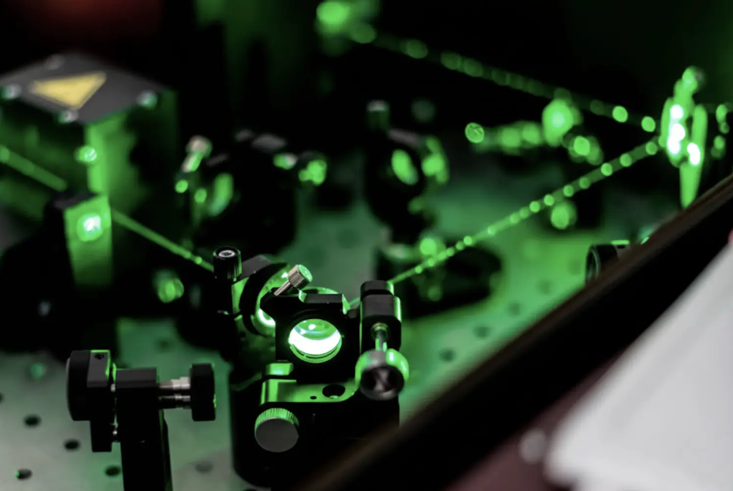 Green laser optical test bench